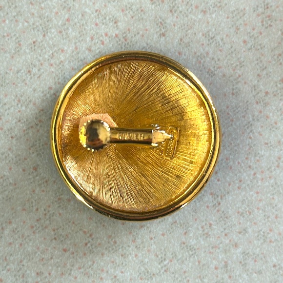 Vintage Napier screw clip earrings gold tone spiral over black (719) - Picture 3 of 4